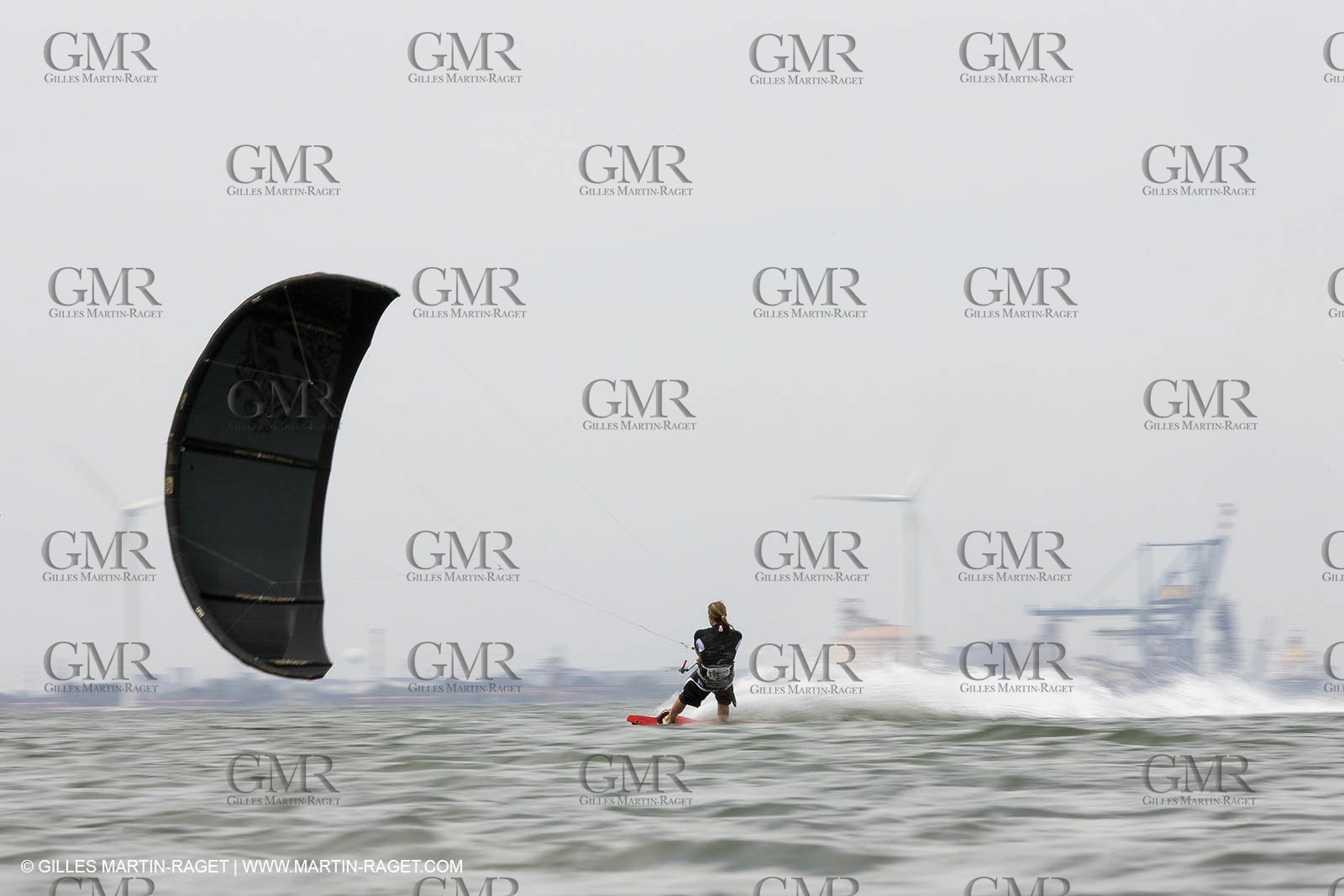 08 05 2008 - Port Saint Louis du Rhône (FRA, 13) - kite surfer Alexandre Caizergues training