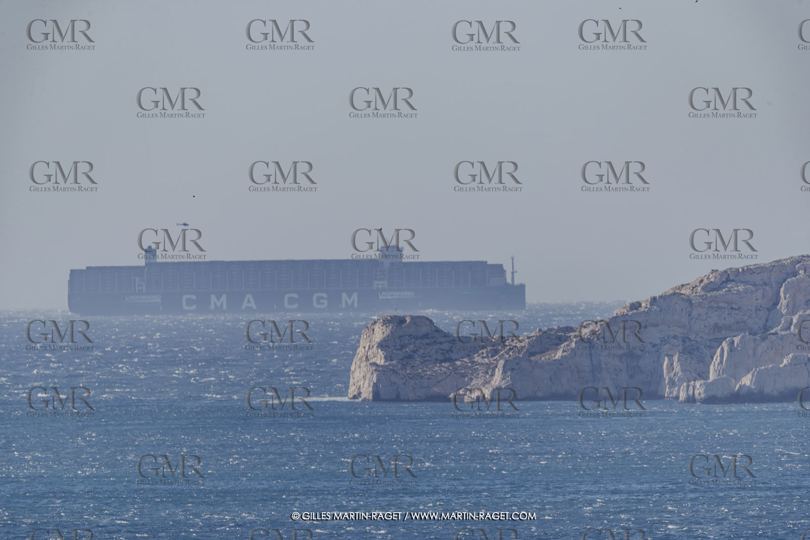 14 12 2023, Marseille (FRA), arrivée du Palais Royal, porte container armé par la CMA CGM, navire de 400 mètres de long, 67 mètres de large, qui transporte 23 000 conteneurs avec propulsion au GNL