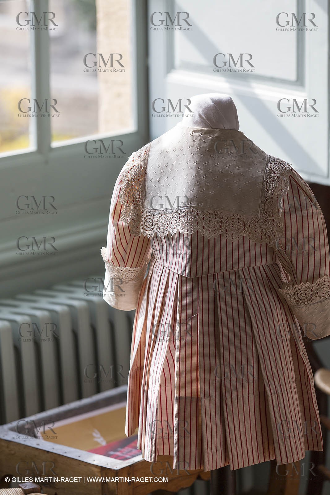 31 10 2013 - Ansouis (FRA,84) - Chateau d'Ansouis - Costumes de l'exposition Habits d'hommes