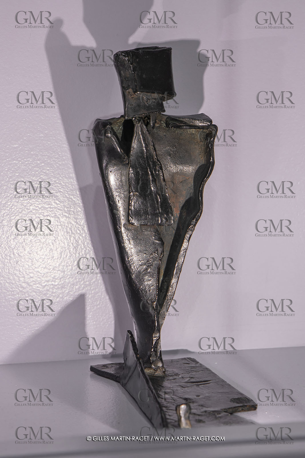 30 10 2023, Montpellier (FRA), oeuvre de Germaine Richier, Exposition Centre Pompidou - Musée Fabre 2023,Guerrier n° 10 1955, Bronze patiné foncé, Numéroté 1 8, Fondeur : C. Valsuani, Paris, 20,5 x 9 x 17 cm, Collection particulière