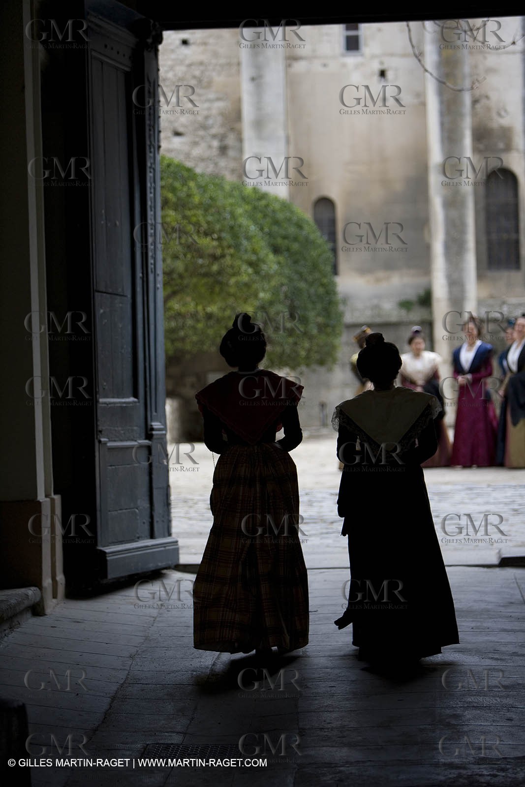 04 03 2007 - Arles - Queen of Arles and her assistants at cour de l'Archevêché