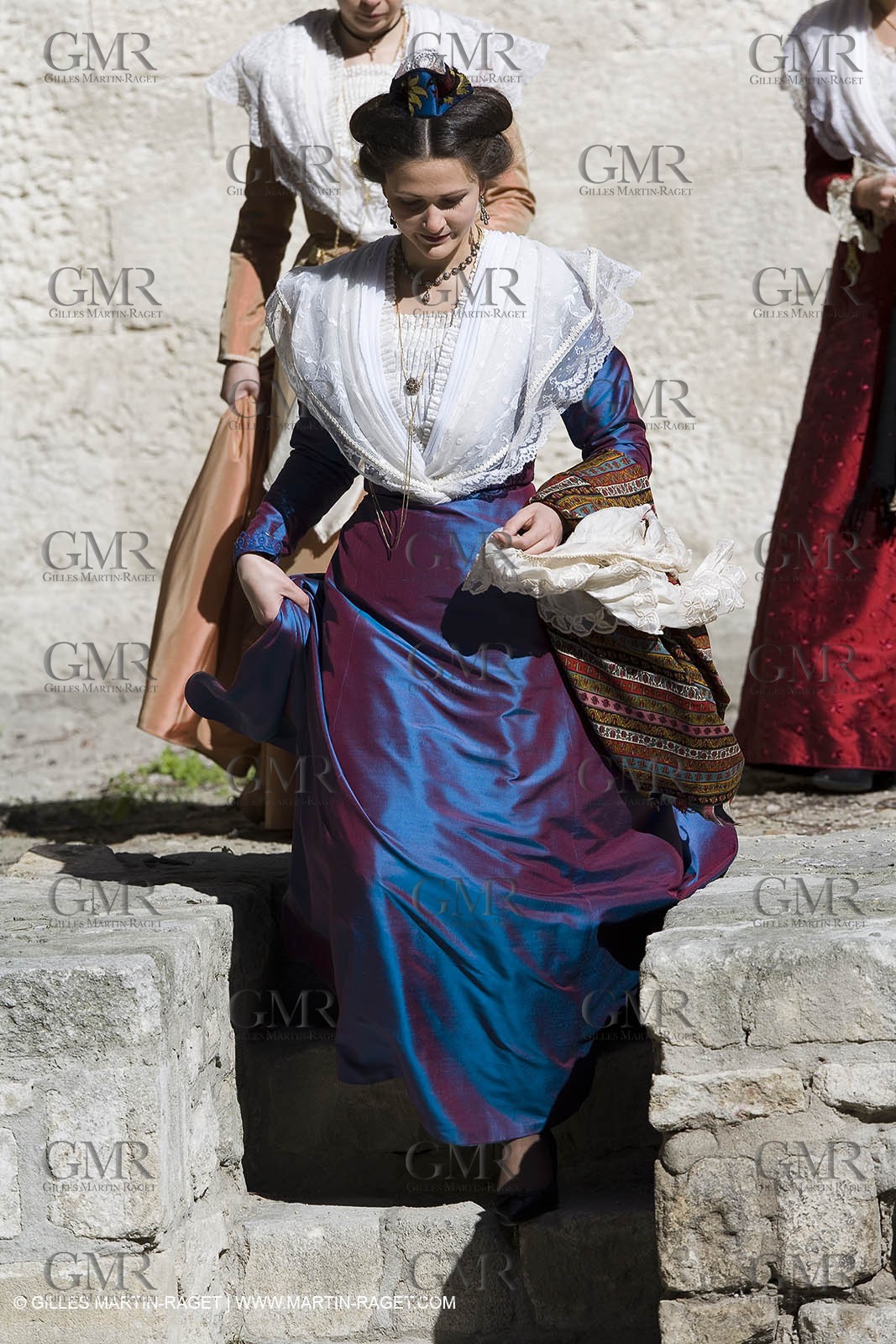 10 03 2007- Arles (FRA, 13) - Queen of arles and her assistants