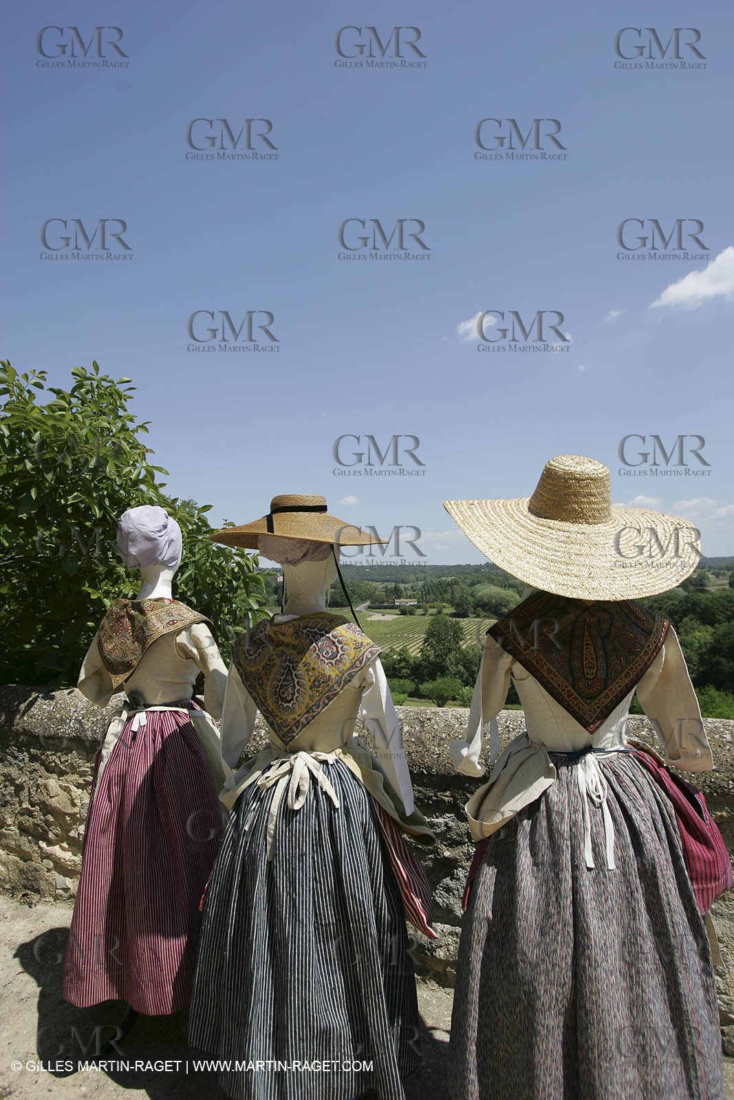 Mai 2004 - La Tour d'Aigues (FRA, 84) Costumes anciens pour l'exposition Femmes du Midi