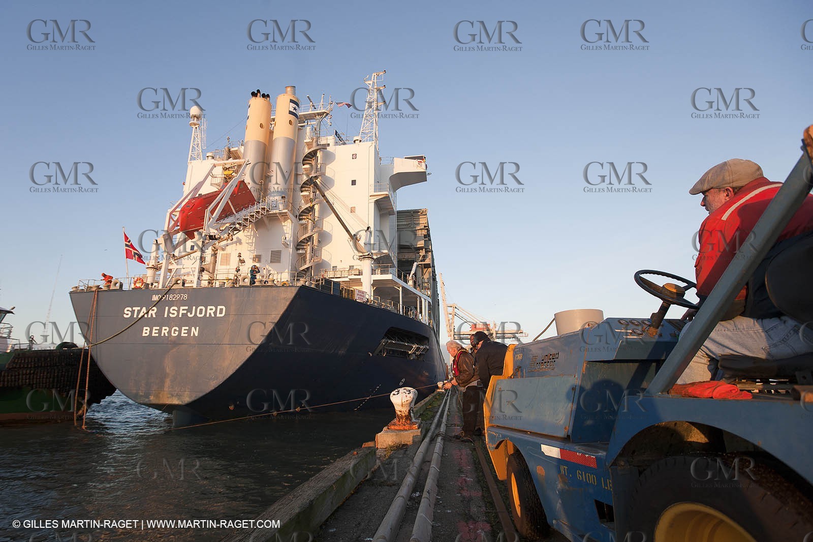 01 03 2011 - San Frnacisco (USA,CA) - Operations portuaires - détails de navires - déchargement de navire - containers