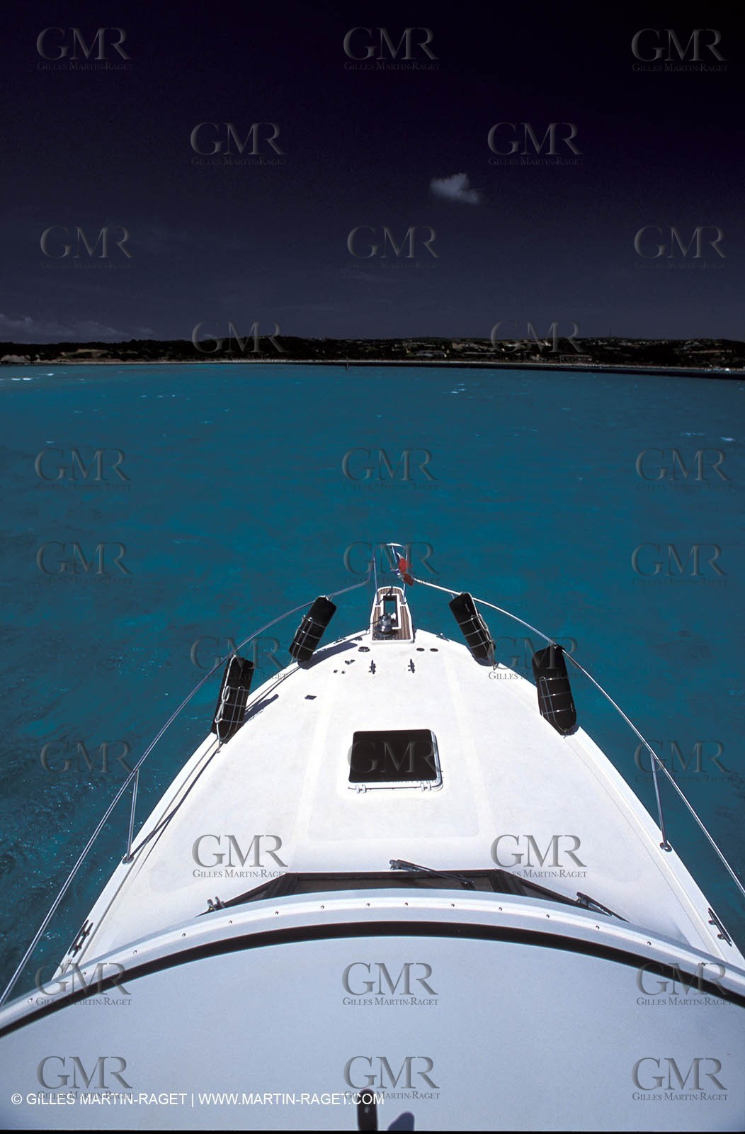 Bateau à Moteur au mouillage
