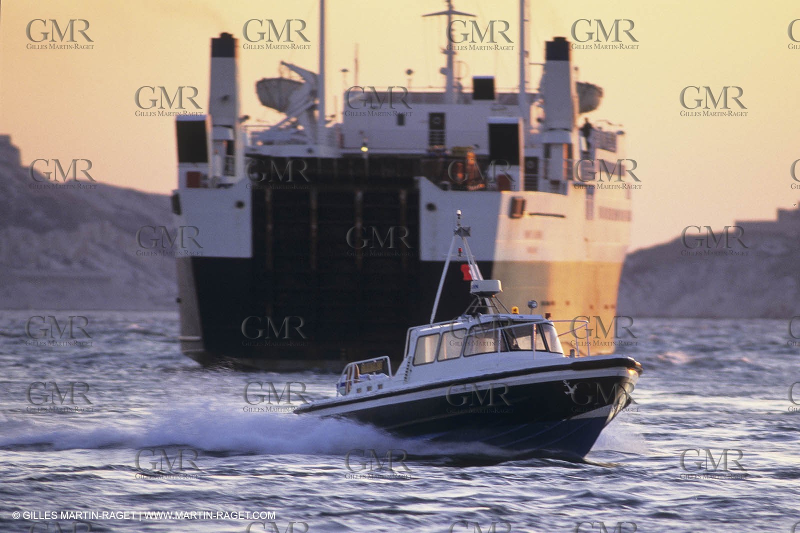 Monde maritime, opérations porturaires, ports, manoeuvres, marine world, harbour operations, maritime shipping,