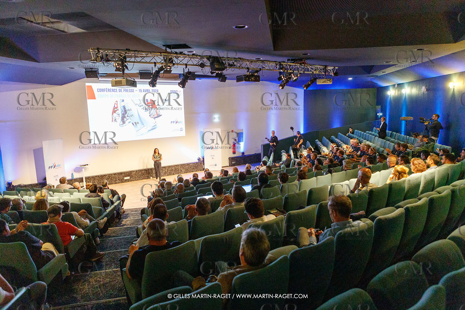 15 04 2024, Marseille (FRA), présentation des sélectionnés olympiques français en voile pour les Jeux Olympiques de Paris 2024. De g. à dr. : Alex Mazella (Kite hommes - Formula Kite); Laurianne Nolot (Kite femmes - Formula Kite); Nicolas Goyard (Planche à voile hommes - iQFoil); Hélène Noesmoen (Planche à voile femmes- iQFoil); Camille Lecointre-Jeremie Mion (dériveur double mixte - 470); Louise Cervera (Dériveur femmes - ILCA 6); Jean-Baptiste Bernaz (Dériveur hommes - ILCA 7); Tim Mourniac - Lou Berthomieu (Multicoque mixte - Nacra 17); Clément Péquin - Erwan Fischer (Skiff hommes - 49er); Sarah Steyaert-Charline Picon (Skiff femmes - 49er FX).