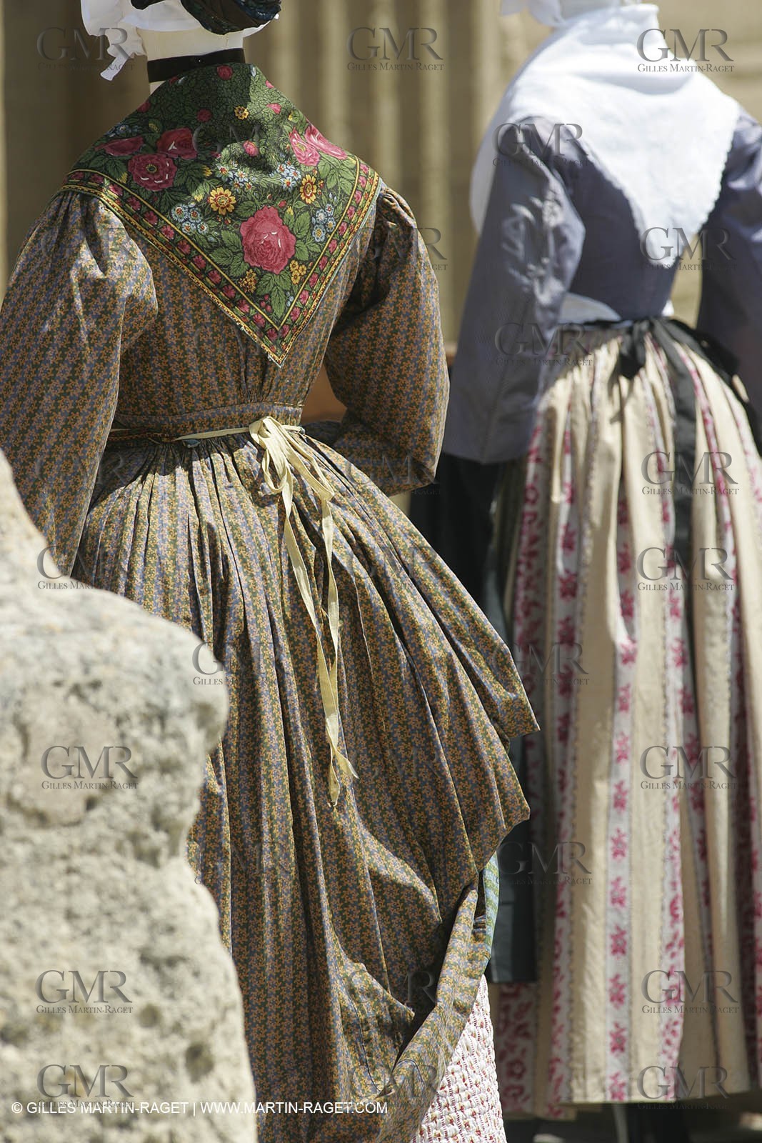 Mai 2004 - La Tour d'Aigues (FRA, 84) Costumes anciens pour l'exposition Femmes du Midi