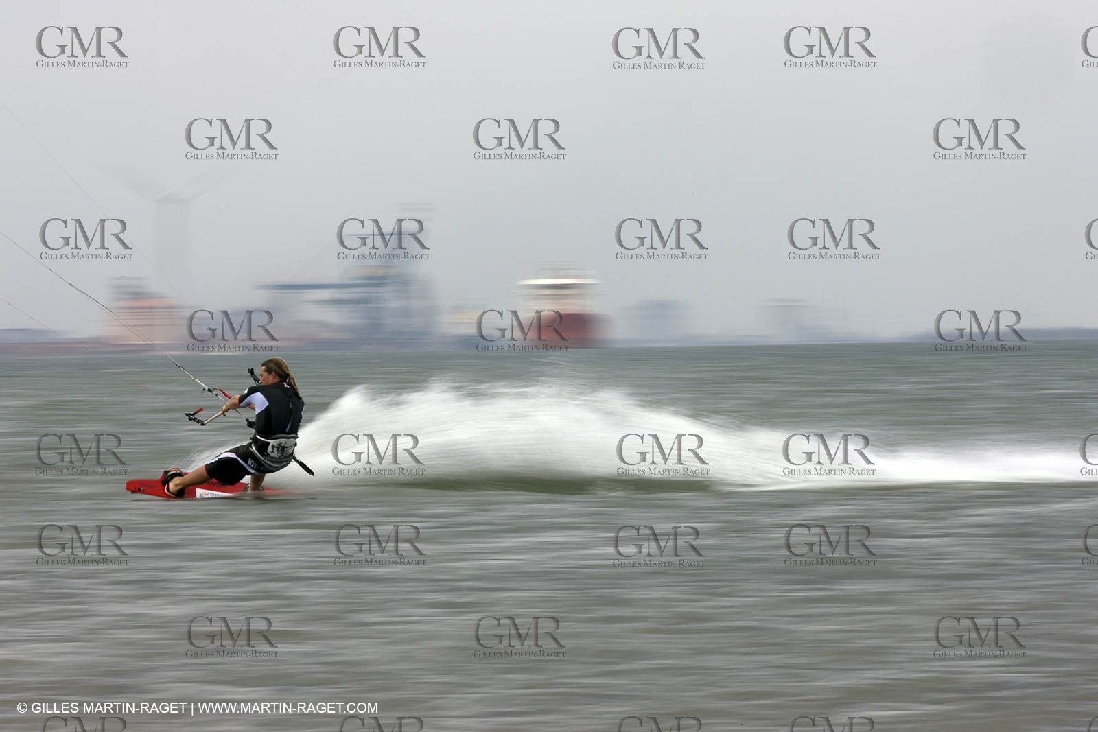08 05 2008 - Port Saint Louis du Rhône (FRA, 13) - kite surfer Alexandre Caizergues à l'entraînement