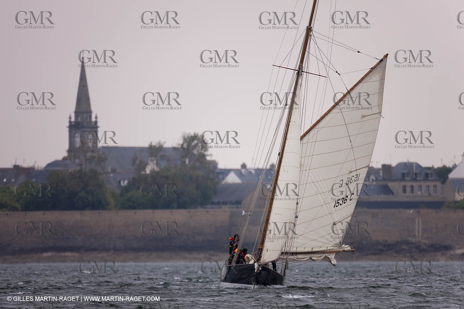 19 05 2010- Lorent- (FRA,56)  -  Pen Duick in front of  Port Louis
