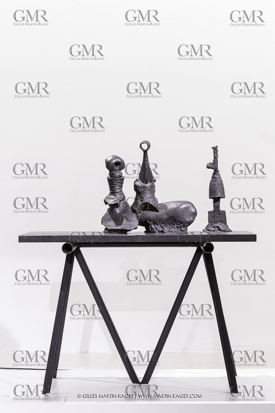 02 05 2023, Paris (FRA), oeuvre de Germaine Richier, Exposition Centre Pompidou 2023,  Trio I ou La Place 1954, Bronze patiné foncé,Numéroté 1 6, Fondeur : L.Thinot, Paris, 56 x 128 x 61 cm, Collection particulière