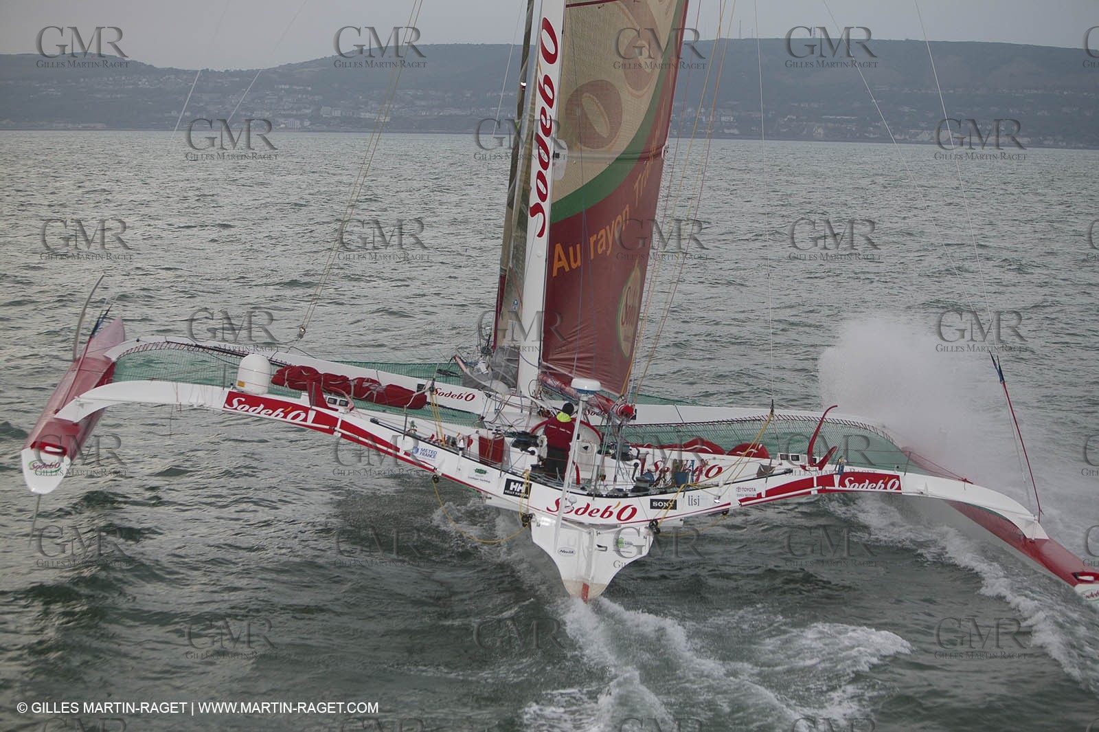 14 08 06 - Isle of Wight (UK) - Thomas Coville beat the round britain island sailing record onboard his 60 trimaran sodebo