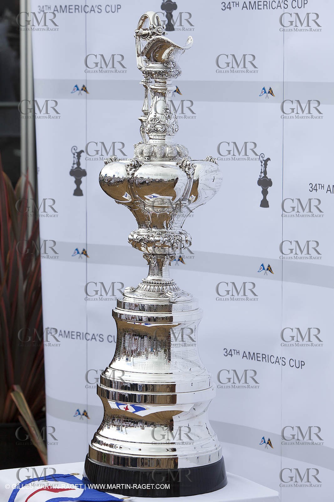 03 08 2010 - Cowes (UK, IOW) - The 1851 Cup -  BMW ORACLE Racing - Day 1.