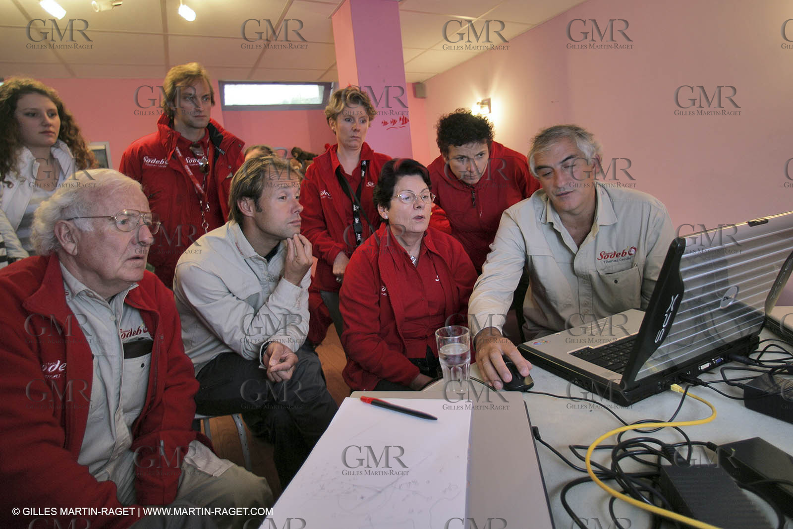 27 10 2006 - Saint Malo (FRA) - Route du Rhum 2006 - Thomas Coville (Sodeb'O) preparing the start with his sponsors and his team