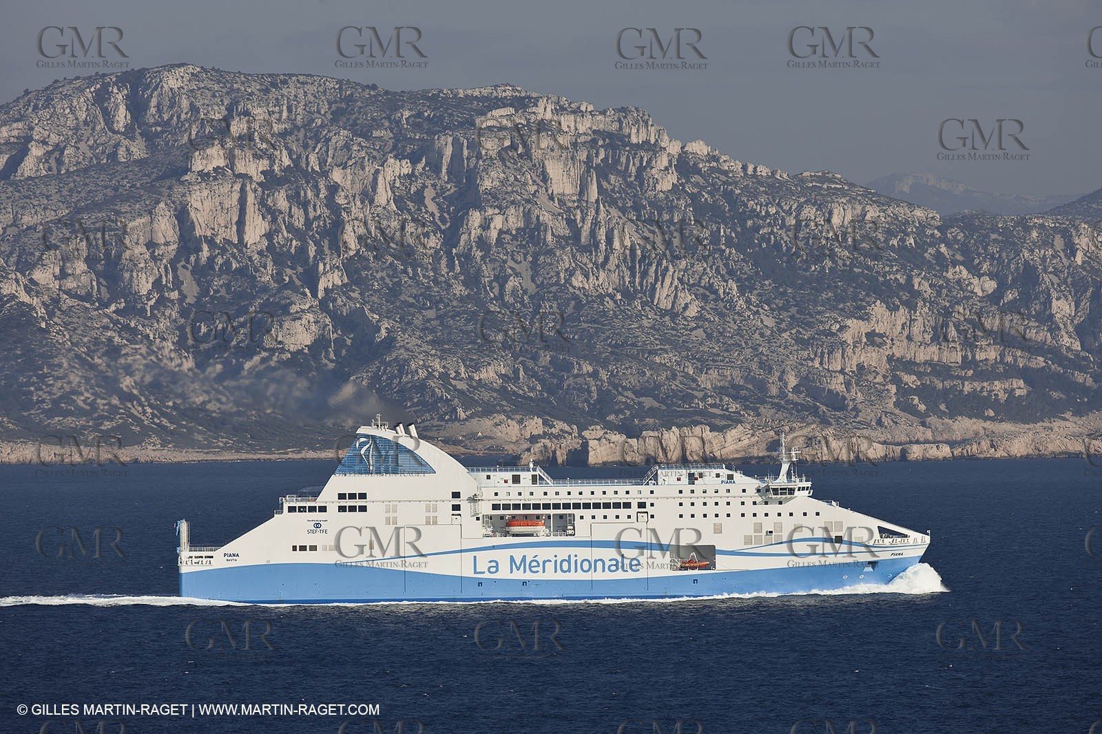 14 01 2012 - Marseille (FRA,13) - Compagnie La Méridionale - le Piana devant Marseille et les Calanques