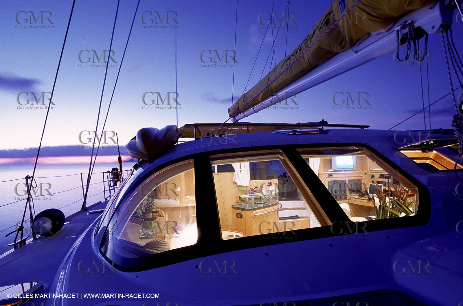 Privilege 585 - Matira - Martinique Voile - Croisière - Personnages - Nuit