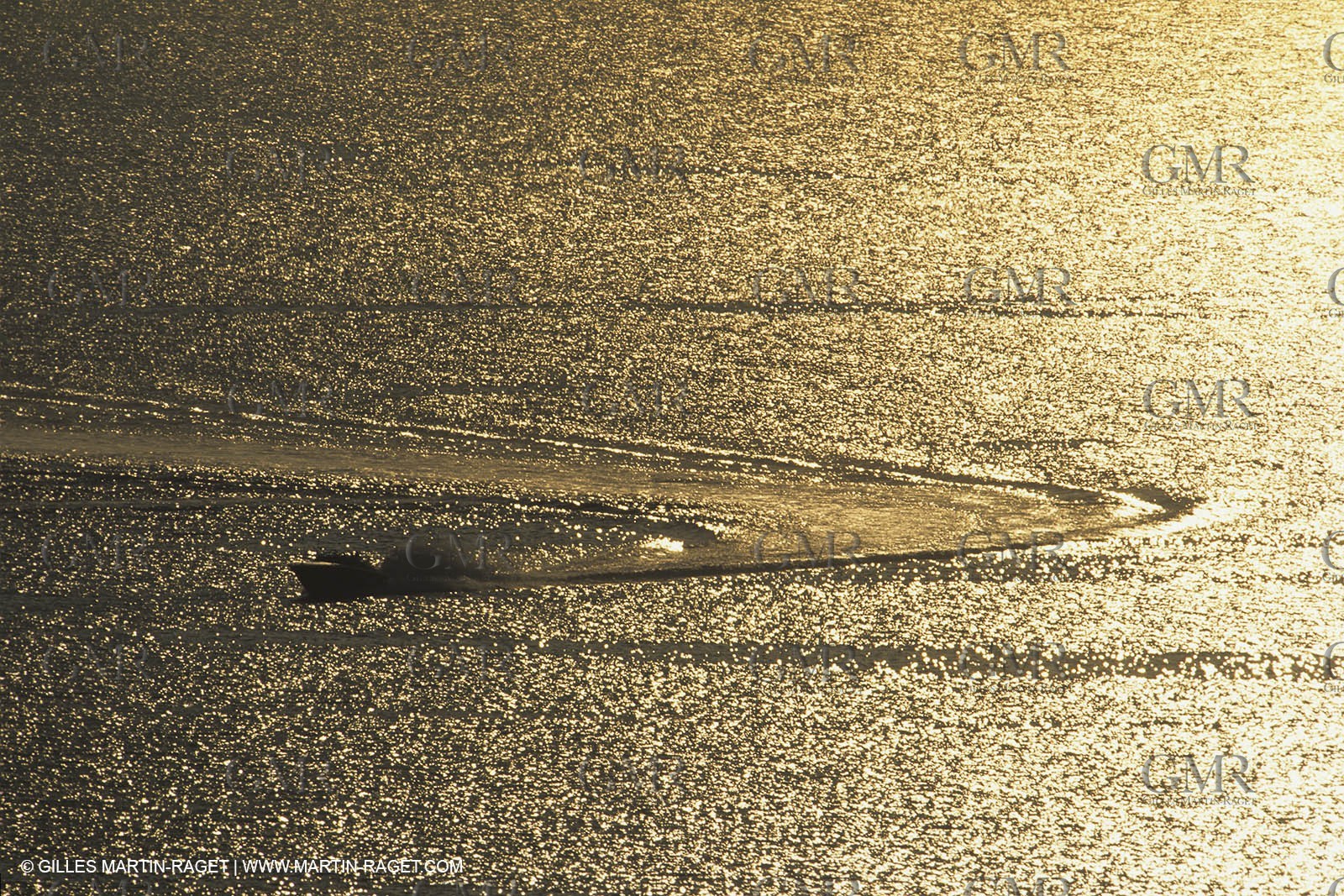 Bateau à Moteur en Route