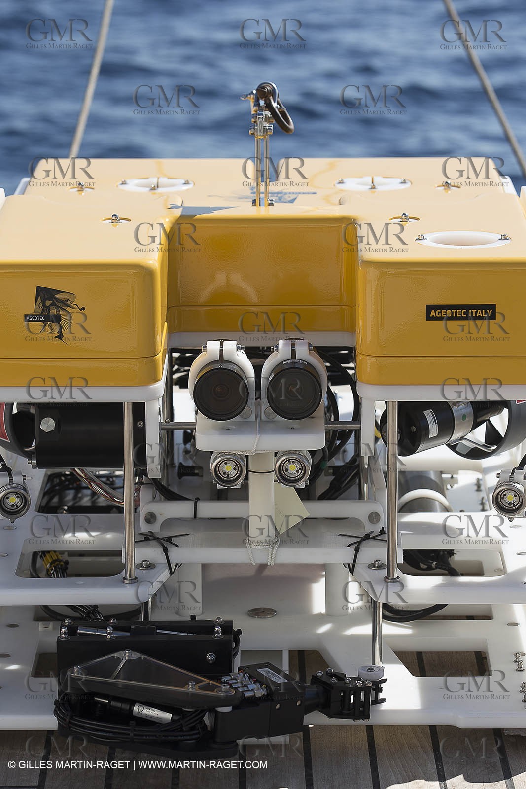 11 09 2014 - la Ciotat (FRA,13) - onboar Al Azzizi, oceanographic research ship buit by H2X boat yard, measure devices manipuation