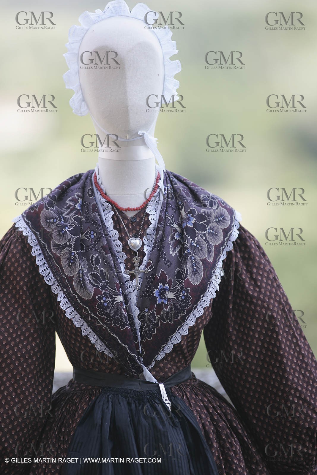 May 2004 - La Tour d'Aigues (FRA, 84) - Old costumes for women of the South exhibition