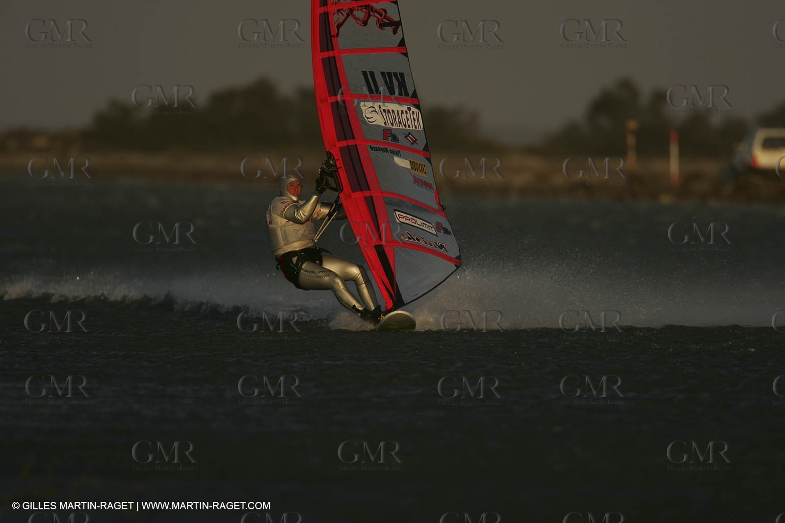 13 11 2004 - Les Saintes Maries de la mer (France) - Irish sailboarder Finian Maynard beat the overall sailing speed record with a run at 46,82 knts.
