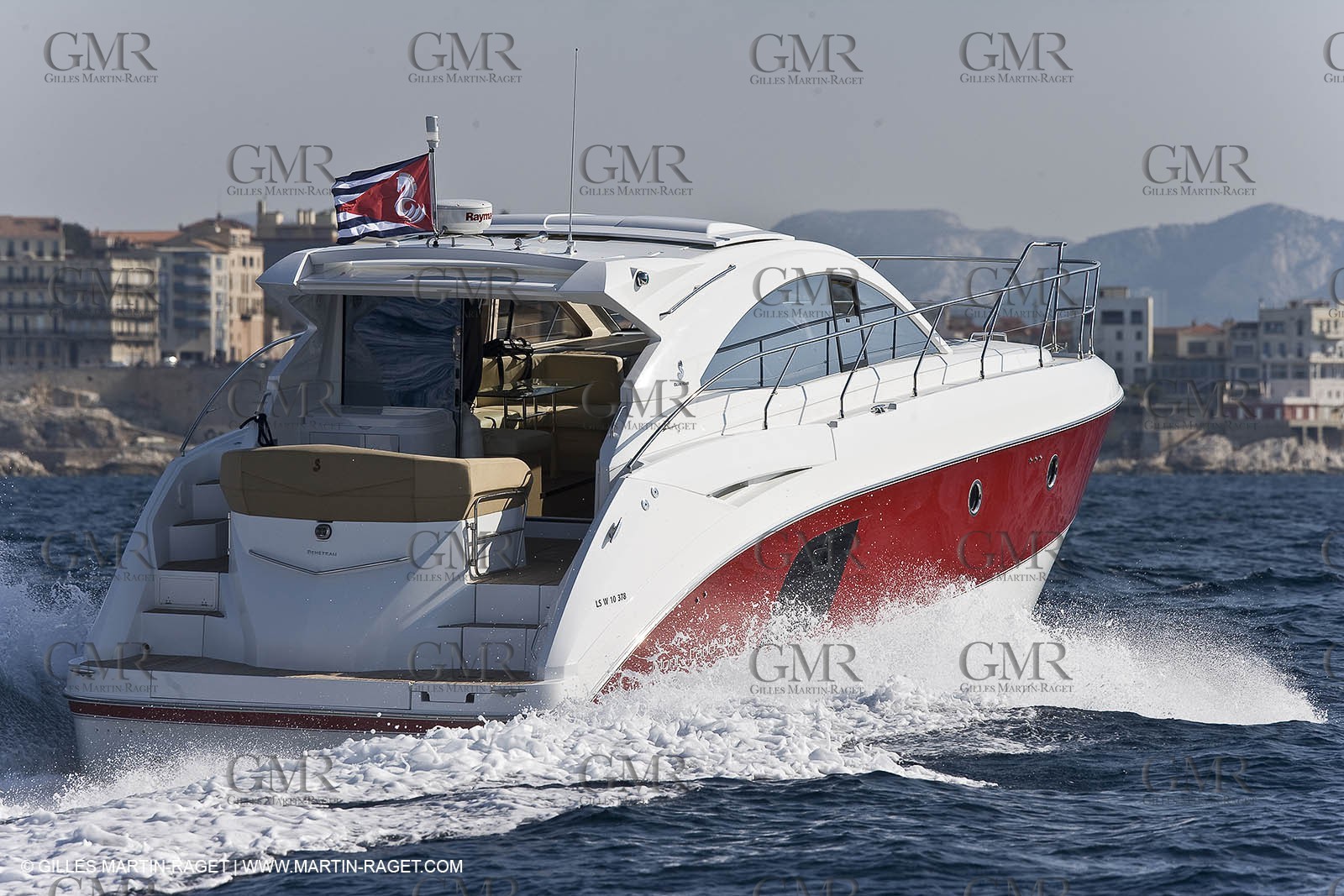 Bateau à Moteur en Route