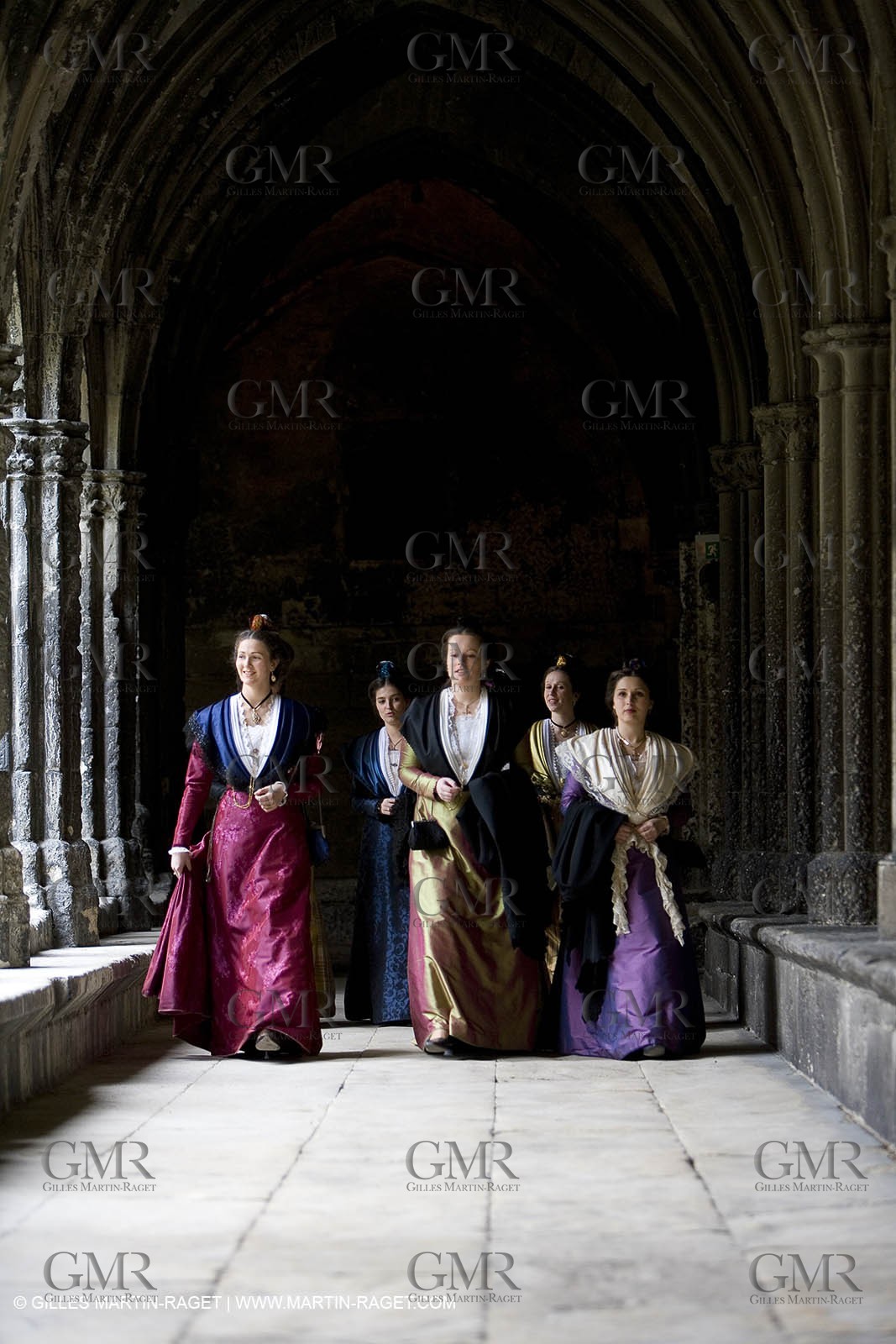 04 03 2007 - Arles - Queen of Arles and her assistants - winter costume trials