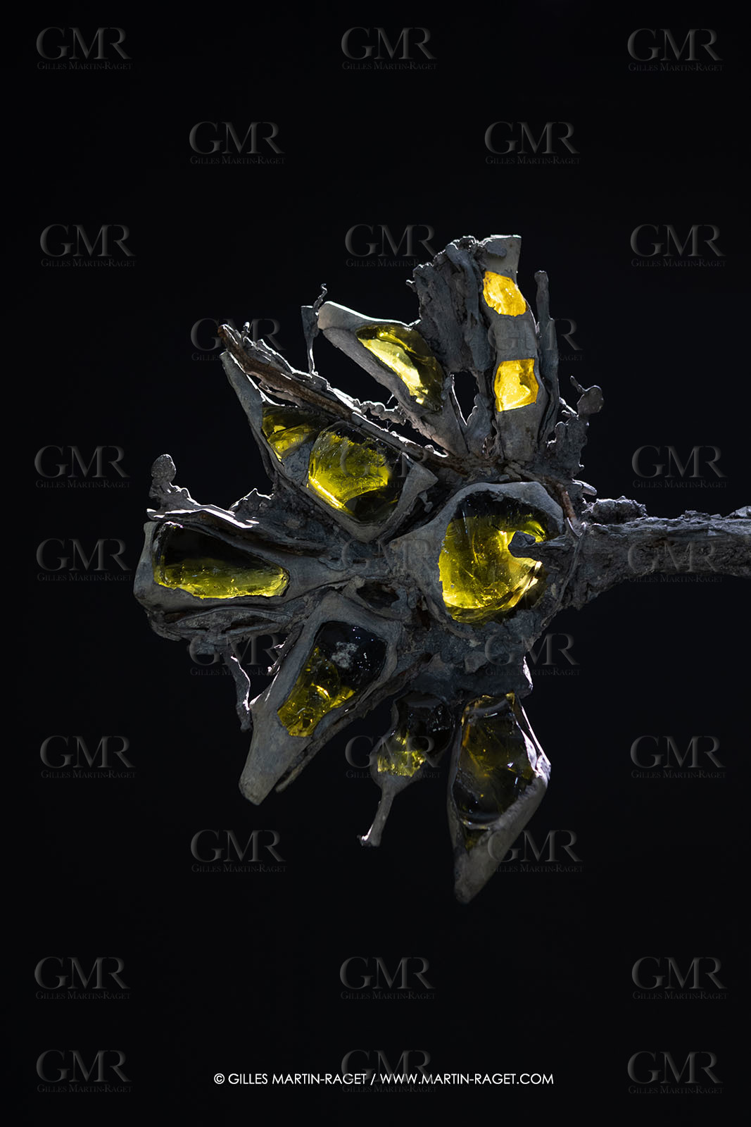 28 02 2023, Paris (FRA), oeuvre de Germaine Richier, Exposition Centre Pompidou - Musée Fabre 2023,  La Croix avec verres de couleurs 1953, Plomb avec verres colorés jaune et bleu, Pièce unique, 210 x 161,5 x 75 cm, Collection famille Germain Richier