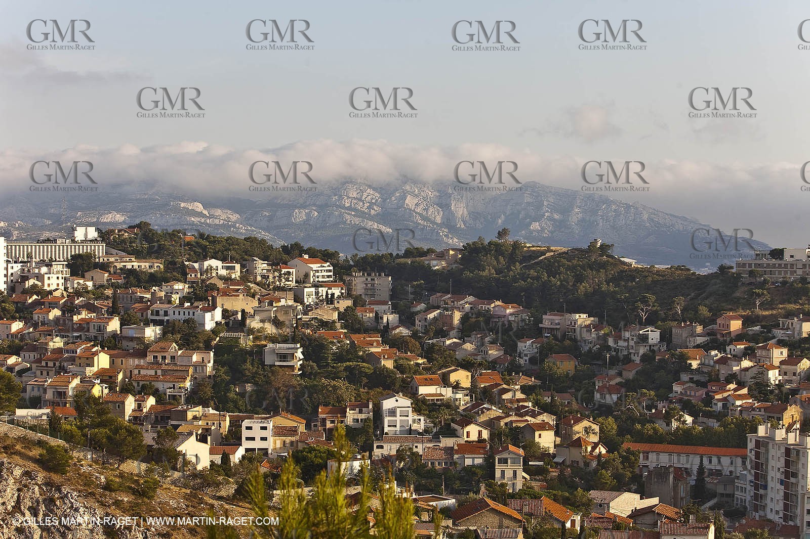06 08 09 - Marseille - La neble - Brouillard sur les calanques et îles de Marseille