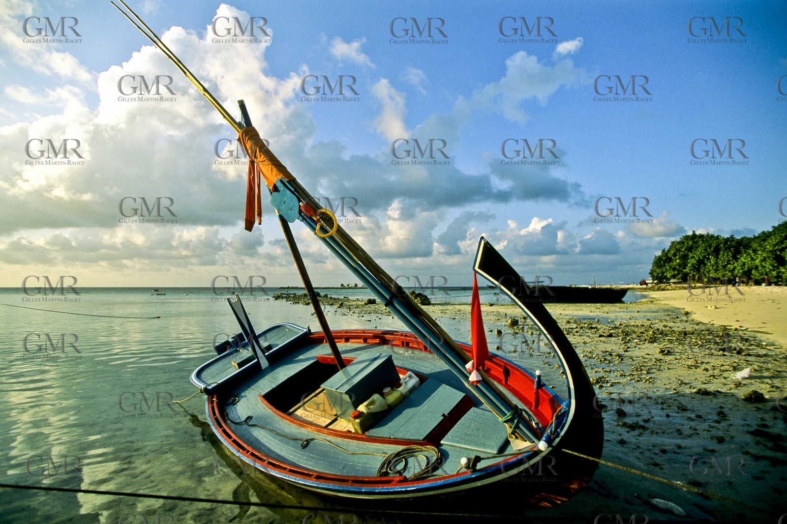 Destination croisiere - Maldives - Barque sur la plage