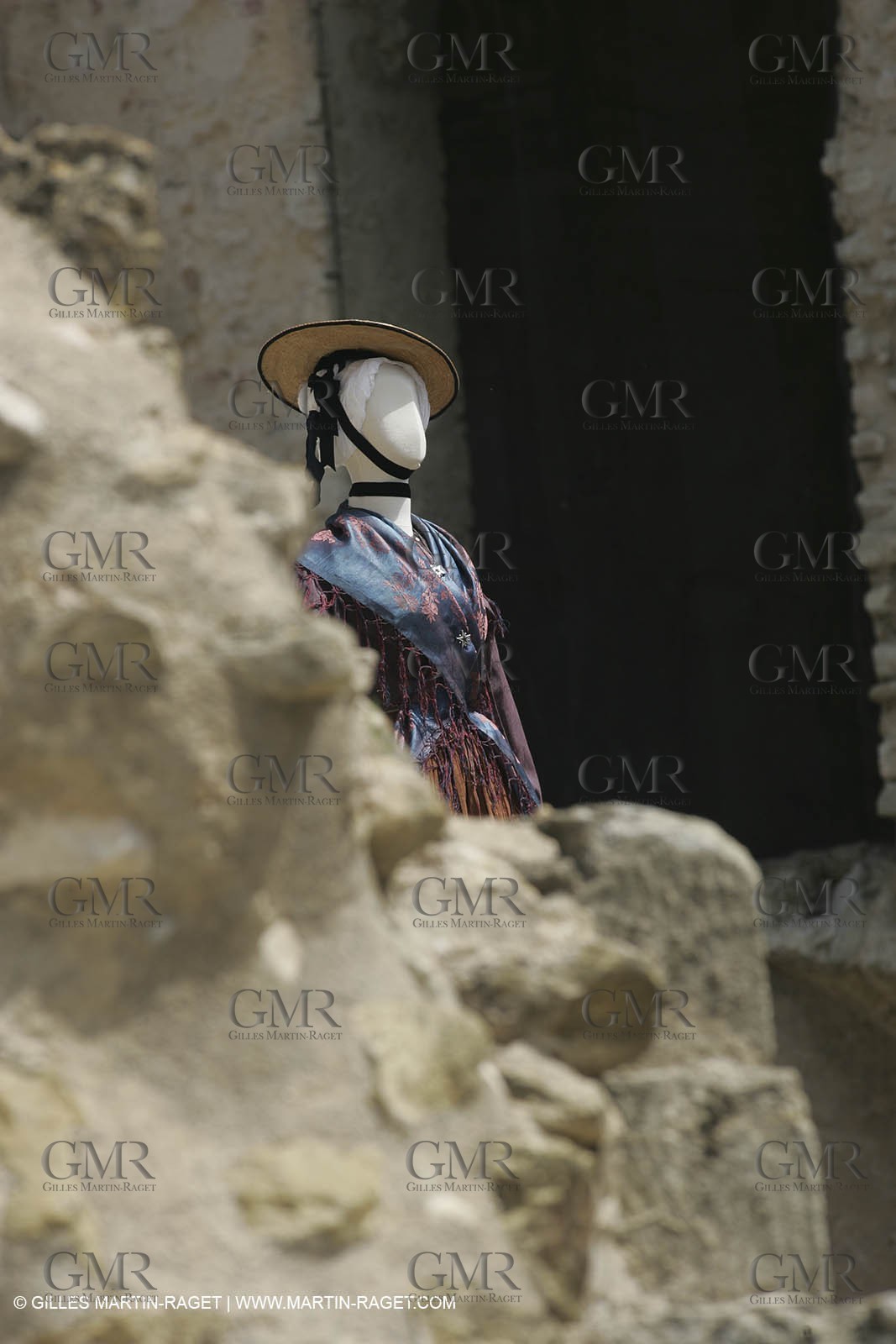 Mai 2004 - La Tour d'Aigues (FRA, 84) Costumes anciens pour l'exposition Femmes du Midi