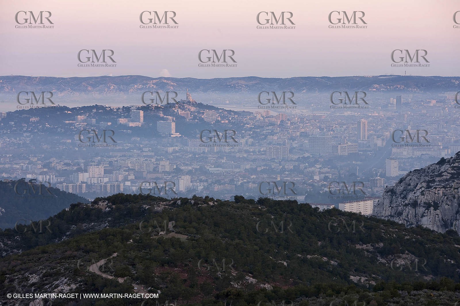 04 04 2009 - Marseille (FRA, 13) - Les Calanques - Marseille vue depuis le Baou Rond (hauter de Sormiou)