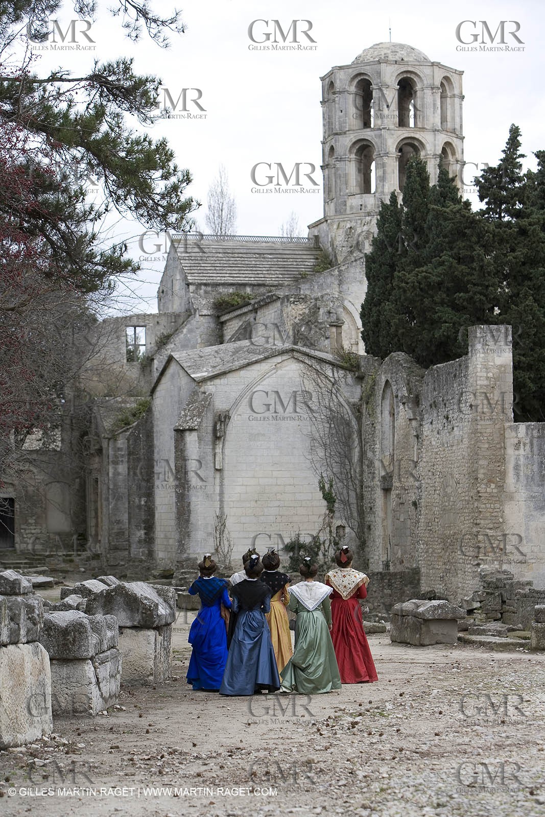 04 03 2007 - Arles - Queen of Arles and her assistants at Les Alyscamps monument
