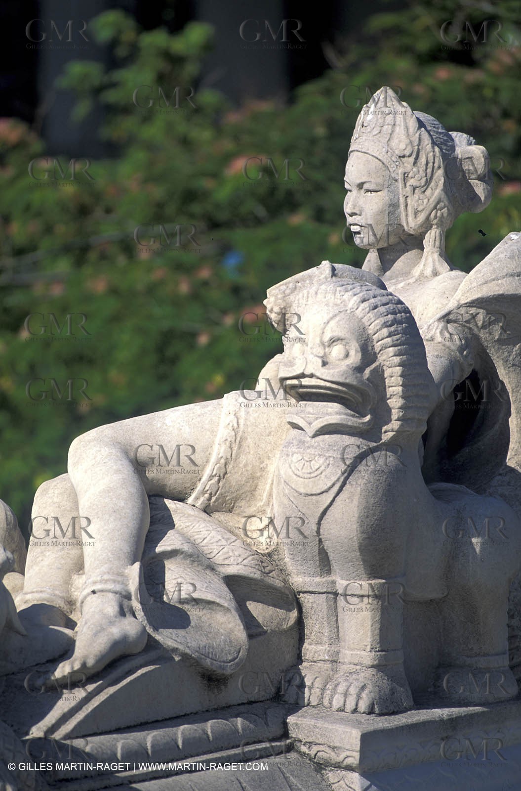 St Charles station sculpture