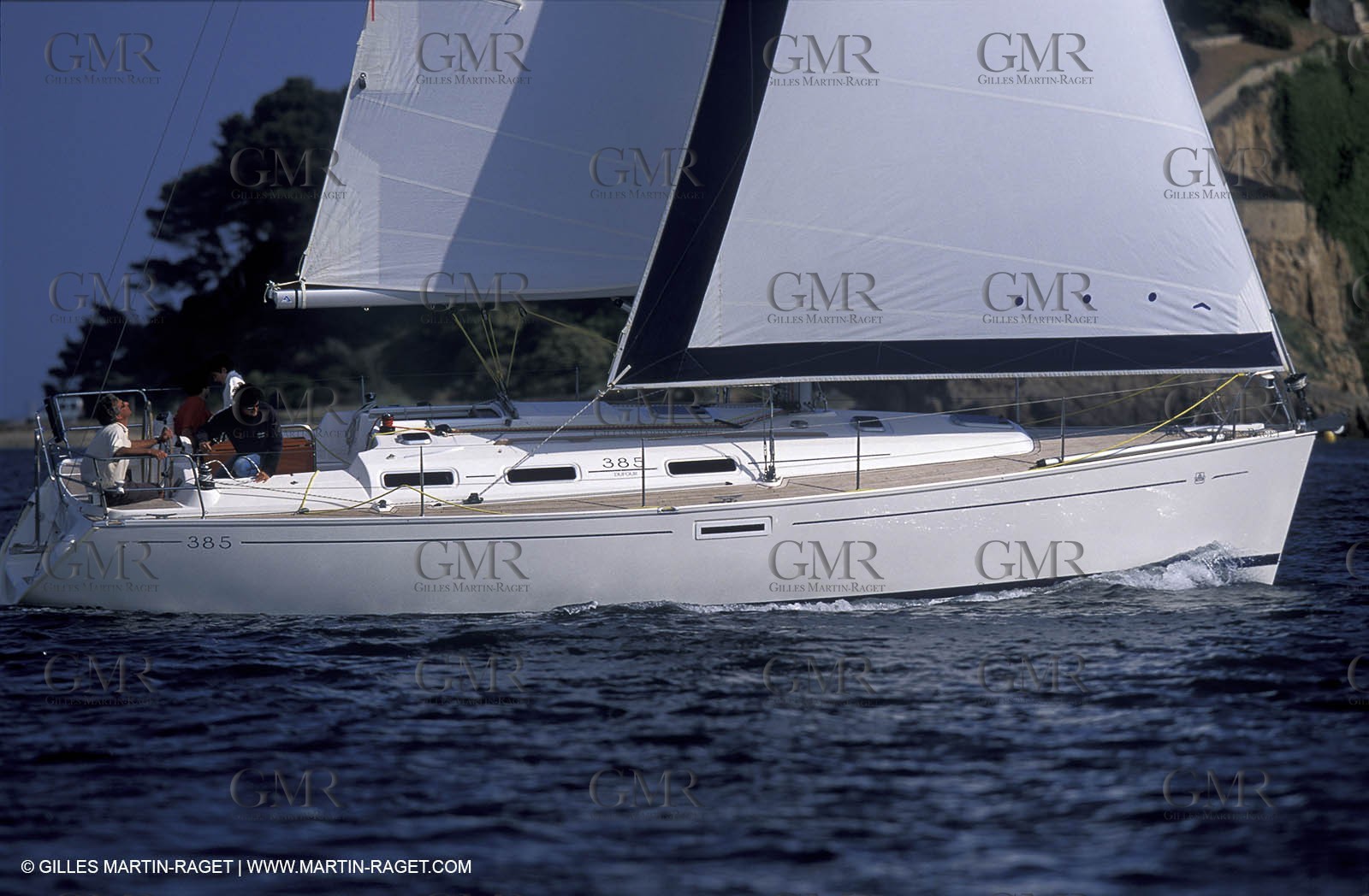 Crusing monohull sailing