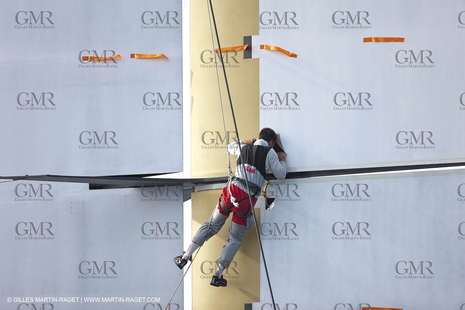 12 11 2009 - San Diego (USA, CA) - 33rd America's Cup - BMW ORACLE Racing - Wing trials, Day 2