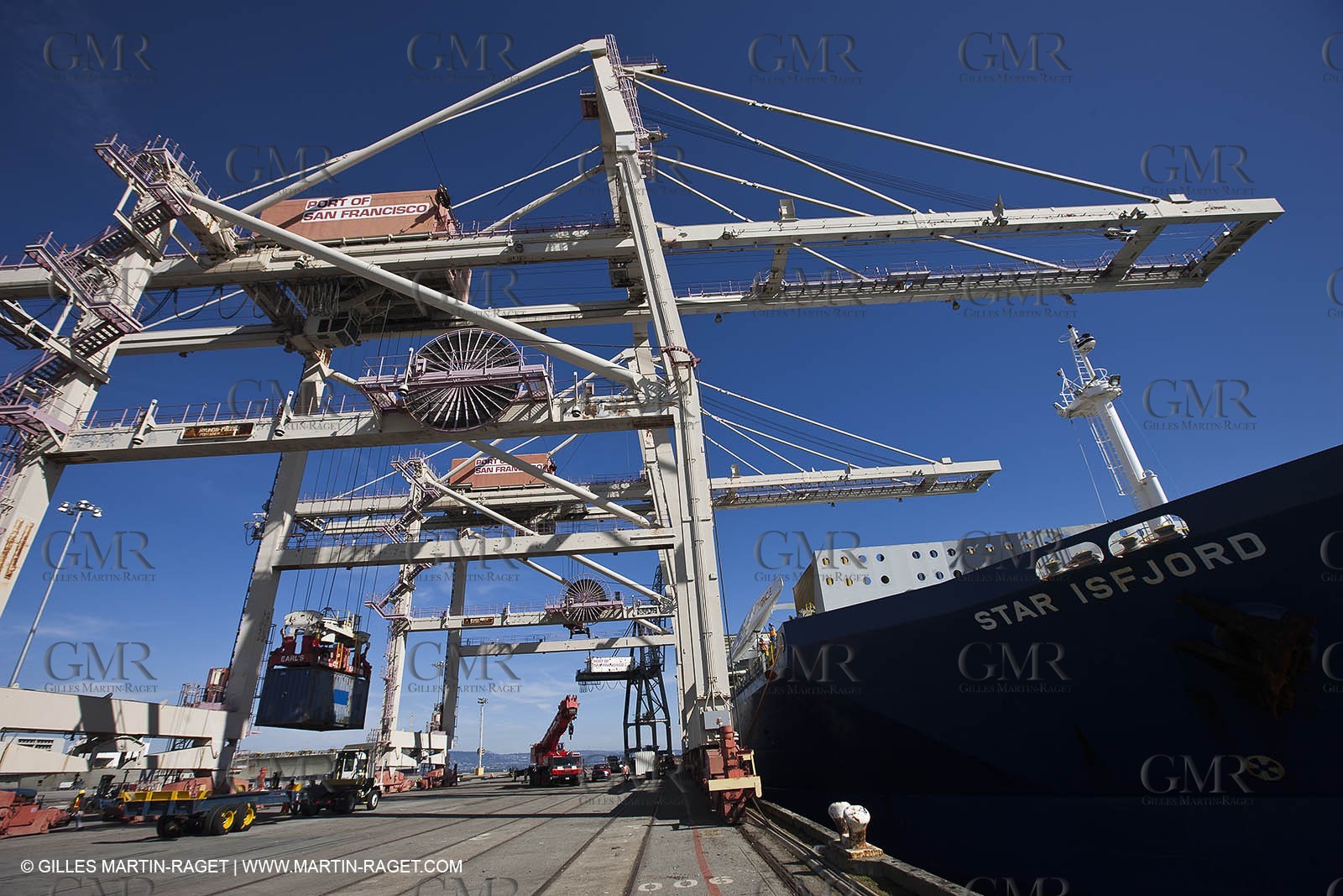 01 03 2011 - San Frnacisco (USA,CA) - Harbour operations - ship details - ship unloading - containers