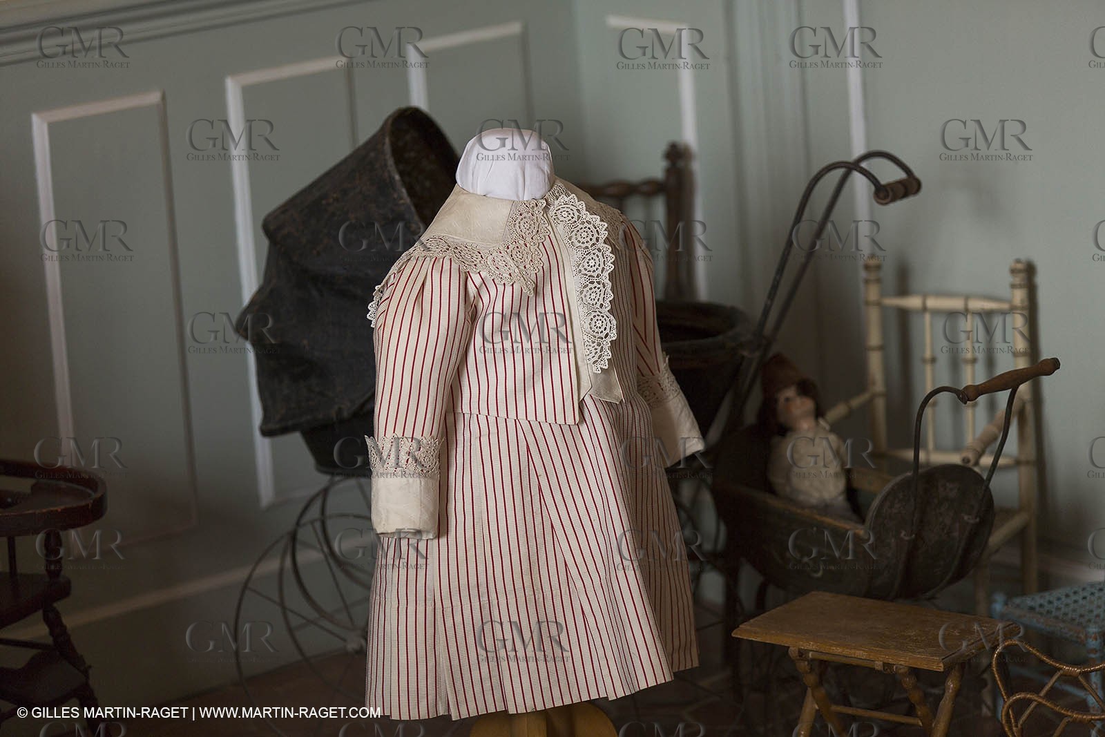 31 10 2013 - Ansouis (FRA,84) - Ansouis castle - Costumes of the exhibit Men costumes