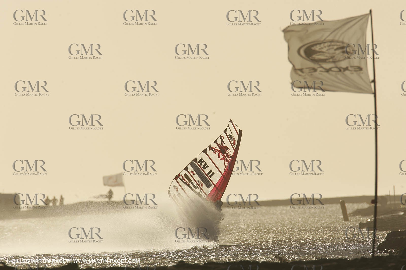 13 11 2004 - Les Saintes Maries de la mer (France) - Irish sailboarder Finian Maynard beat the overall sailing speed record with a run at 46,82 knts.