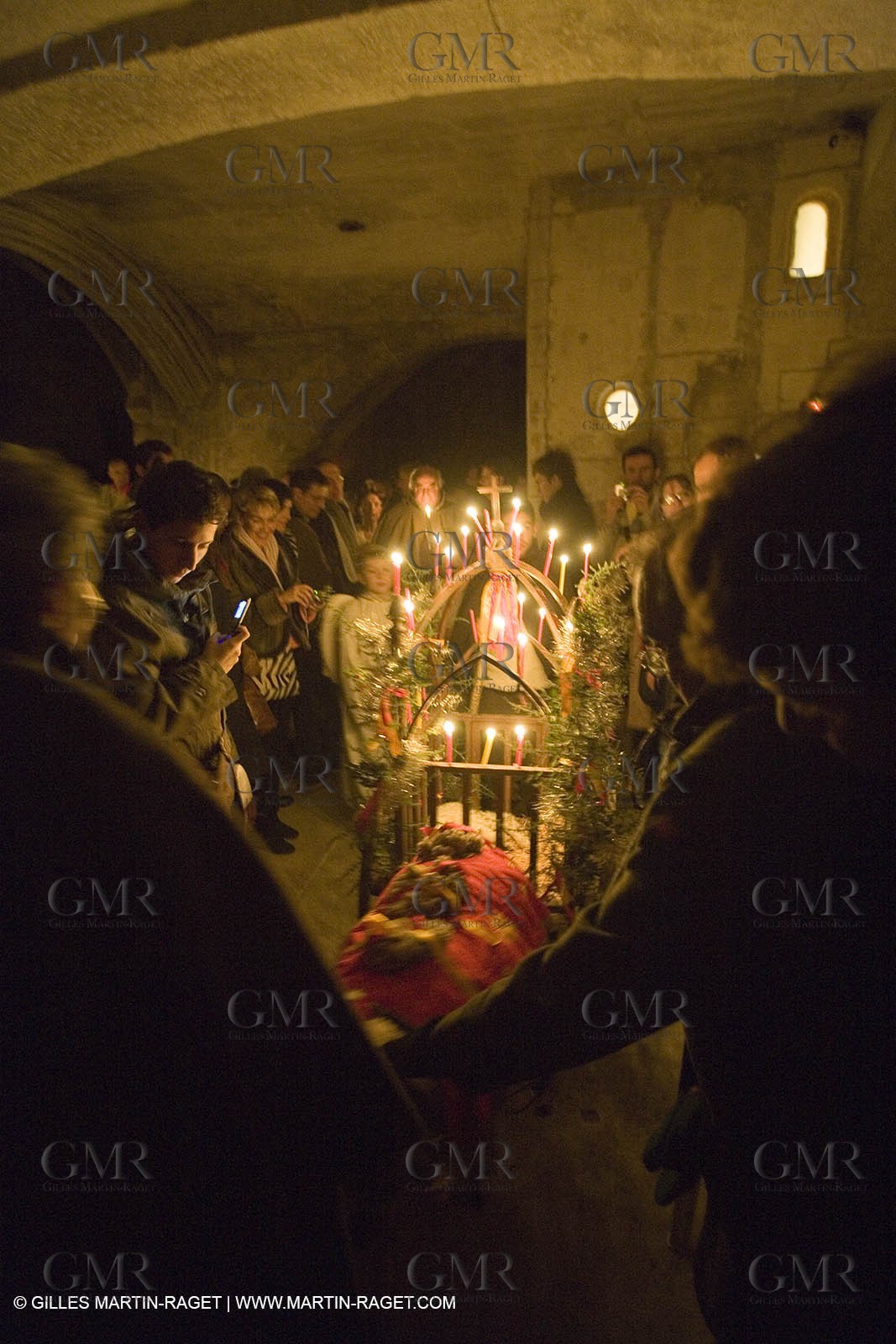24 12 2006 - Les Baux de Provence - Veillée de Noël - Messe de minuit, crèche vivante et pastrage dans l'église Saint Vincent