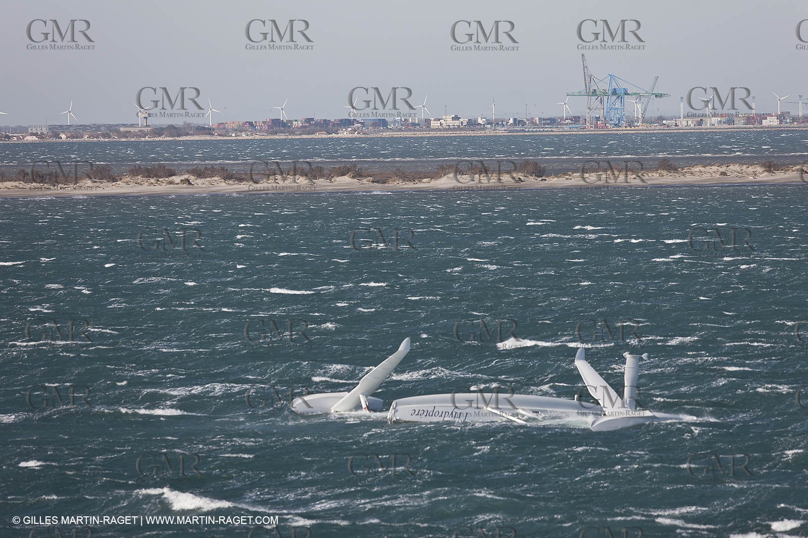 21 12 2008 - Port Saint Louis du Rhône (FRA, 13) - L'Hydroptère peu après son chavirage survenu lors d'une tentative contre le record de vitesse absolu à la voile