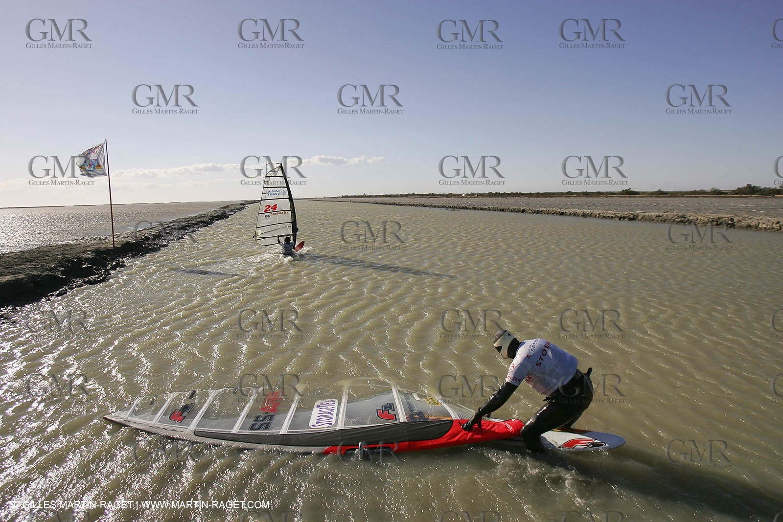 13 11 2004 - Les Saintes Maries de la mer (France) - Irish sailboarder Finian Maynard beat the overall sailing speed record with a run at 46,82 knts.