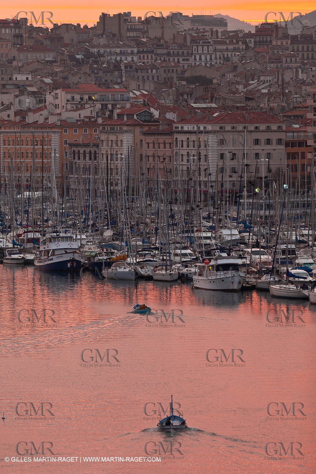 23 10 2010 - Marseille (FRA,13) - Le Ponant - Arrival in Marseille and entrance in the historical port