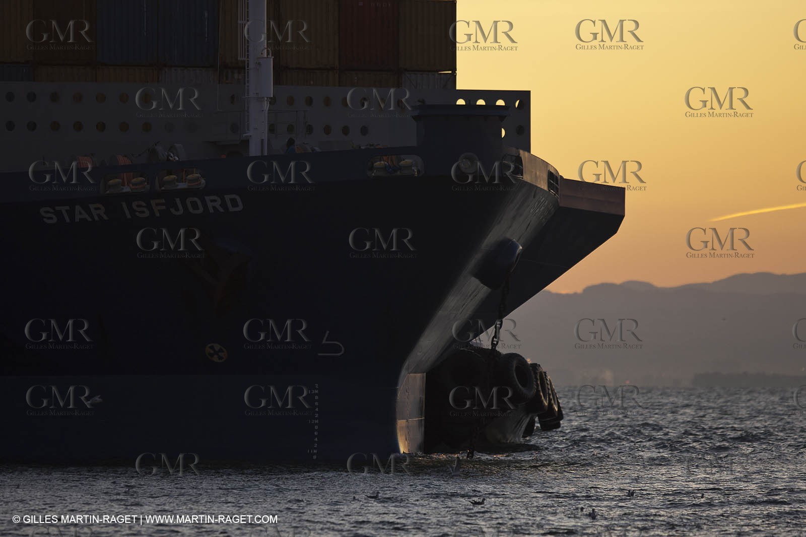 01 03 2011 - San Frnacisco (USA,CA) - Harbour operations - ship details - ship unloading - containers