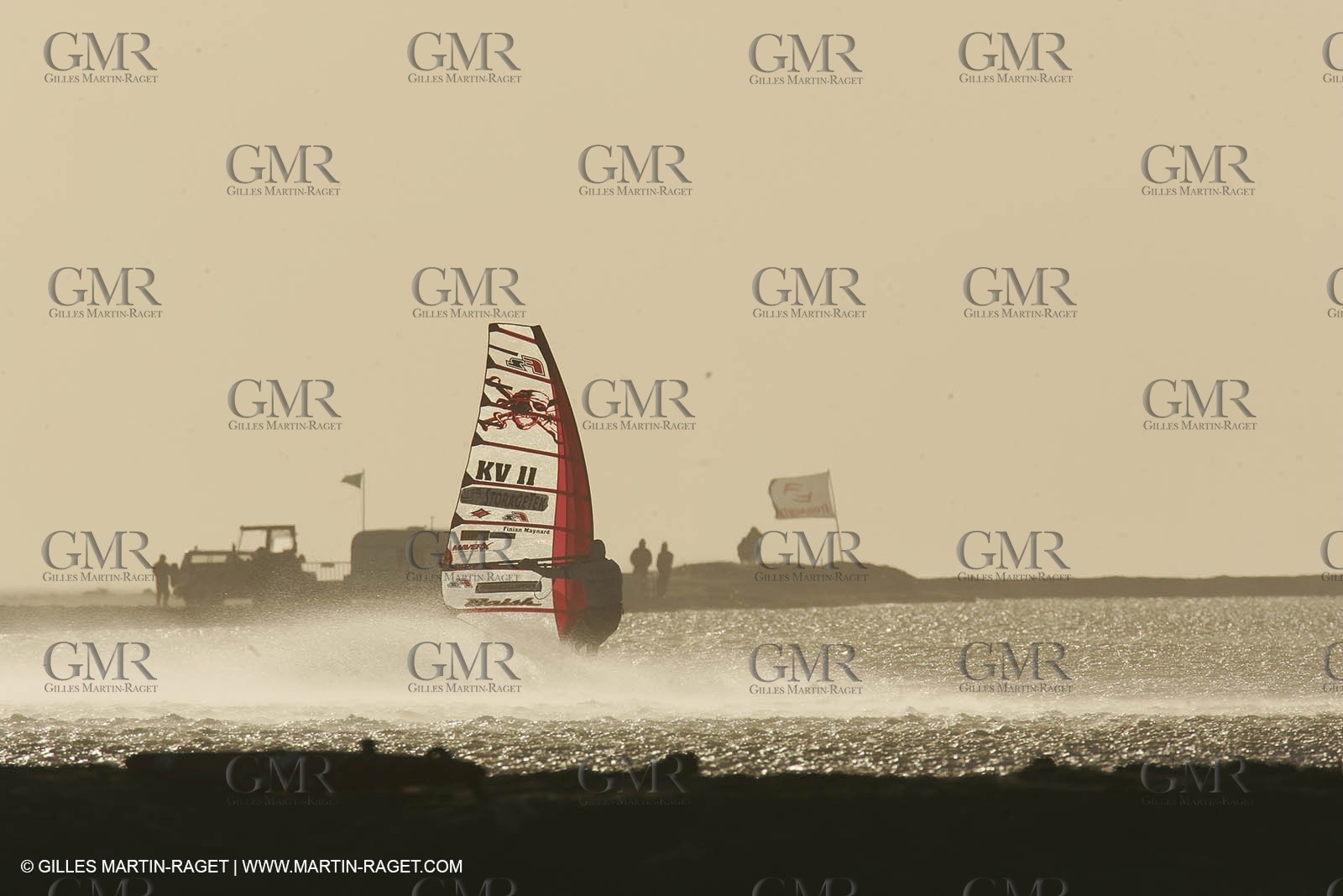 13 11 2004 - Les Saintes Maries de la mer (France) - Irish sailboarder Finian Maynard beat the overall sailing speed record with a run at 46,82 knts.