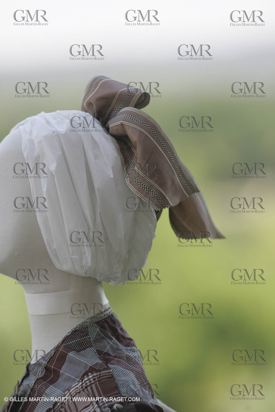 Mai 2004 - La Tour d'Aigues (FRA, 84) Costumes anciens pour l'exposition Femmes du Midi