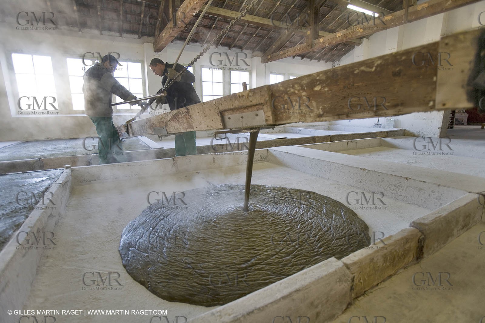 01 02 2007 - Salon de Provence - Fabrication traditionelle du savon de Marseille aux savonneries Marius Fabre - Coulée dans les bacs**01 02 2007 - Salon de Provence - Traditional soap of Marseille making at Marius Fabre soap maker - soap sent in open tanks