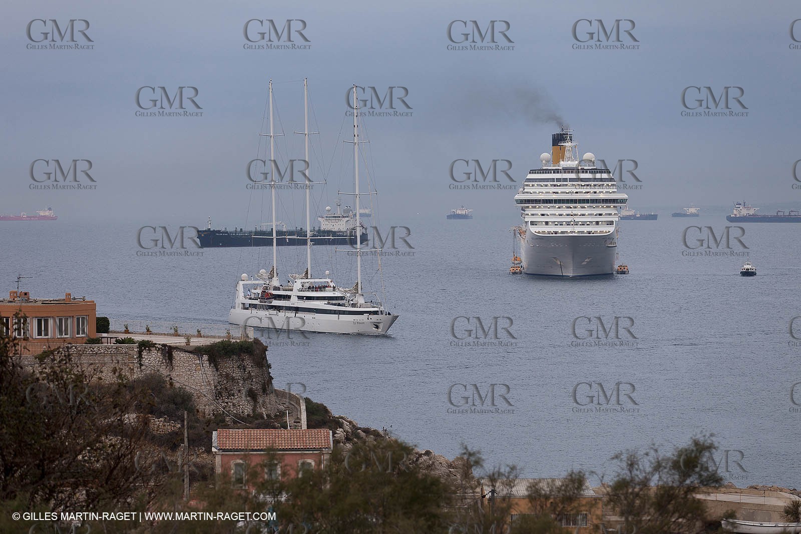23 10 2010 - Marseille (FRA,13) - Le Ponant - Arrivée à Marseille et entrée dans le Vieux Port