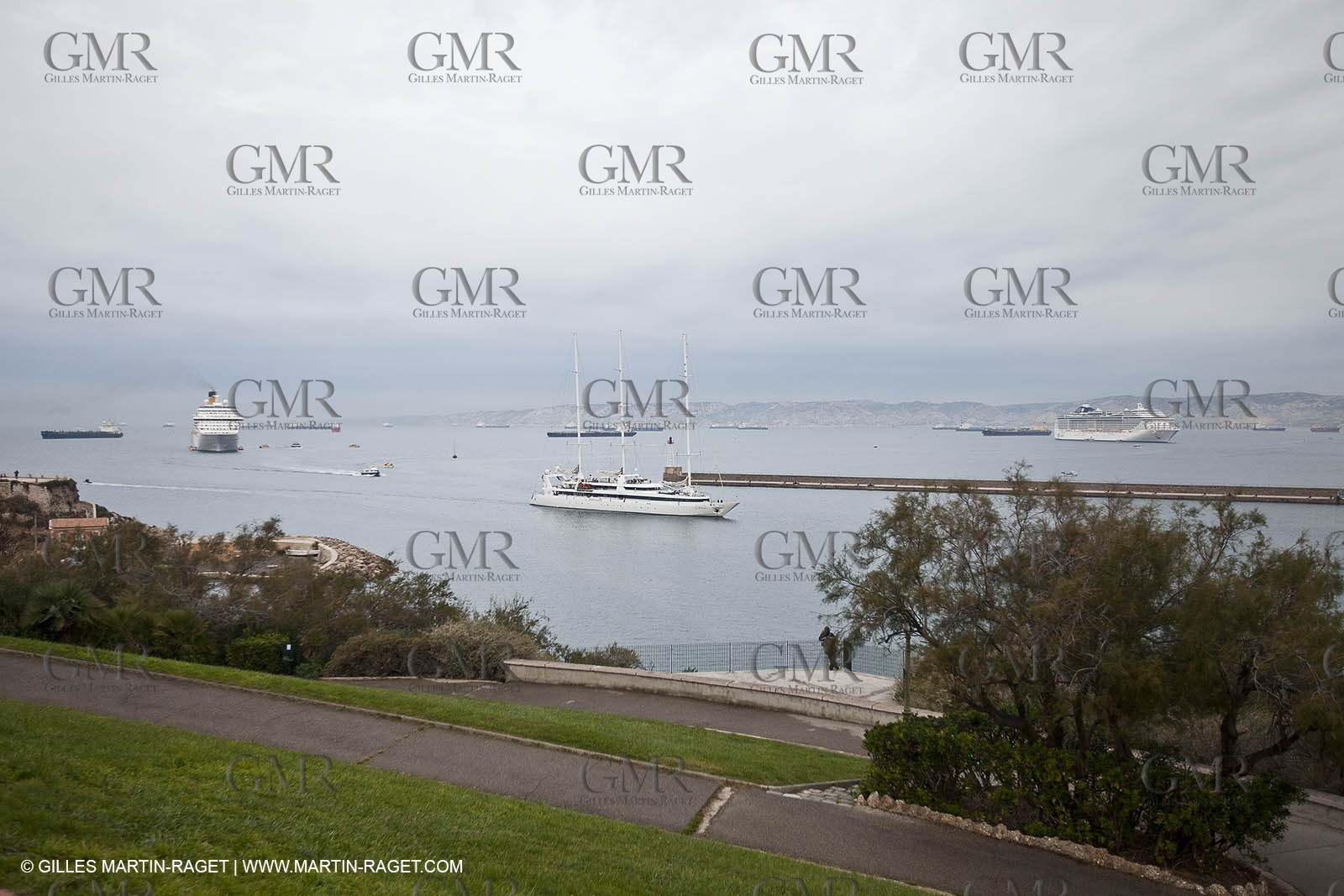 23 10 2010 - Marseille (FRA,13) - Le Ponant - Arrival in Marseille and entrance in the historical port
