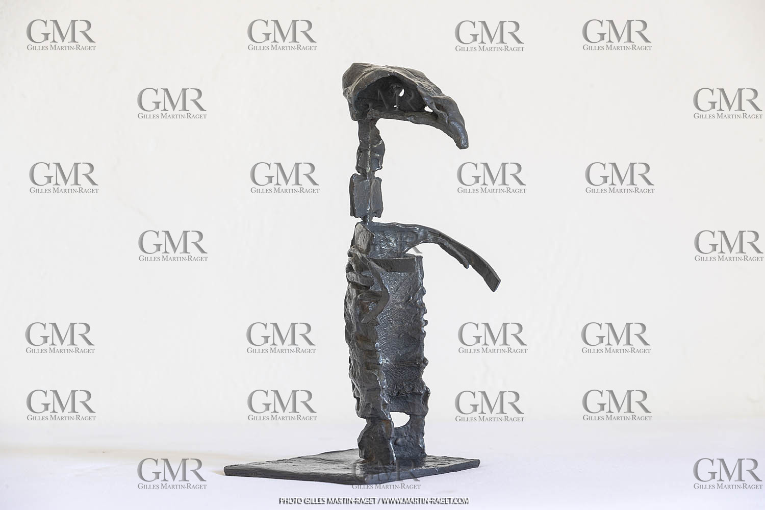 12 07 2020, St Rémy de Provence (FRA,13), Oeuvre de Germaine Richier, L'oiseau 1953, Bronze patiné foncé, Numéroté HC3, Fondeur :L.Thinot, Paris, 28,5 x 15,5 x 15,5 cm, collection particulière