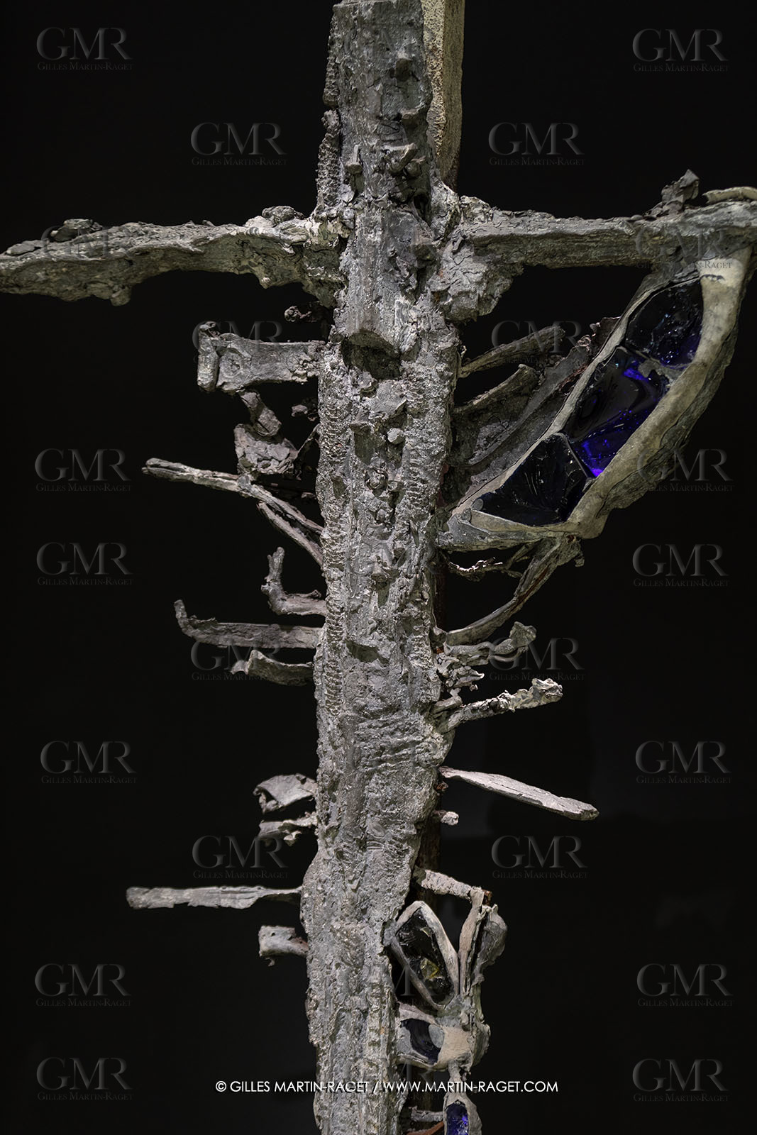 28 02 2023, Paris (FRA), oeuvre de Germaine Richier, Exposition Centre Pompidou - Musée Fabre 2023,  La Croix avec verres de couleurs 1953, Plomb avec verres colorés jaune et bleu, Pièce unique, 210 x 161,5 x 75 cm, Collection famille Germain Richier